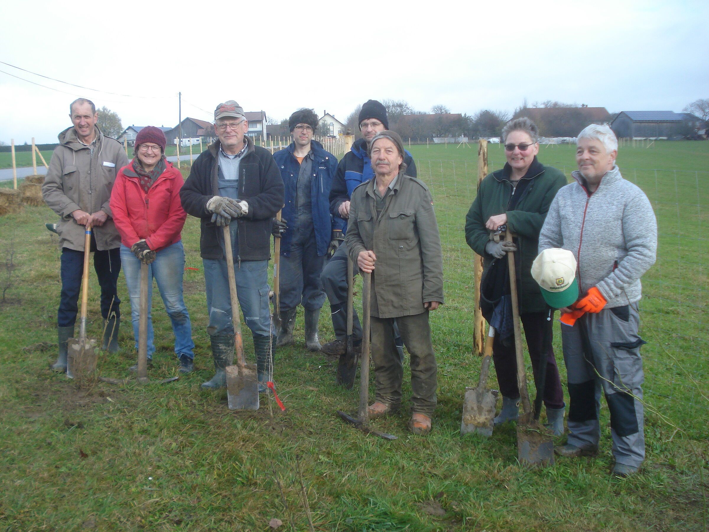 Alle Fotos: Brigitte Englbrecht Die Feldhecke in Hub ist fertig gepflanzt
