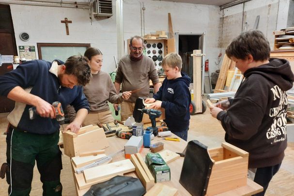 Die jungen Nistkastenbauer bei der Arbeit. Foto: Stefan Englbrecht