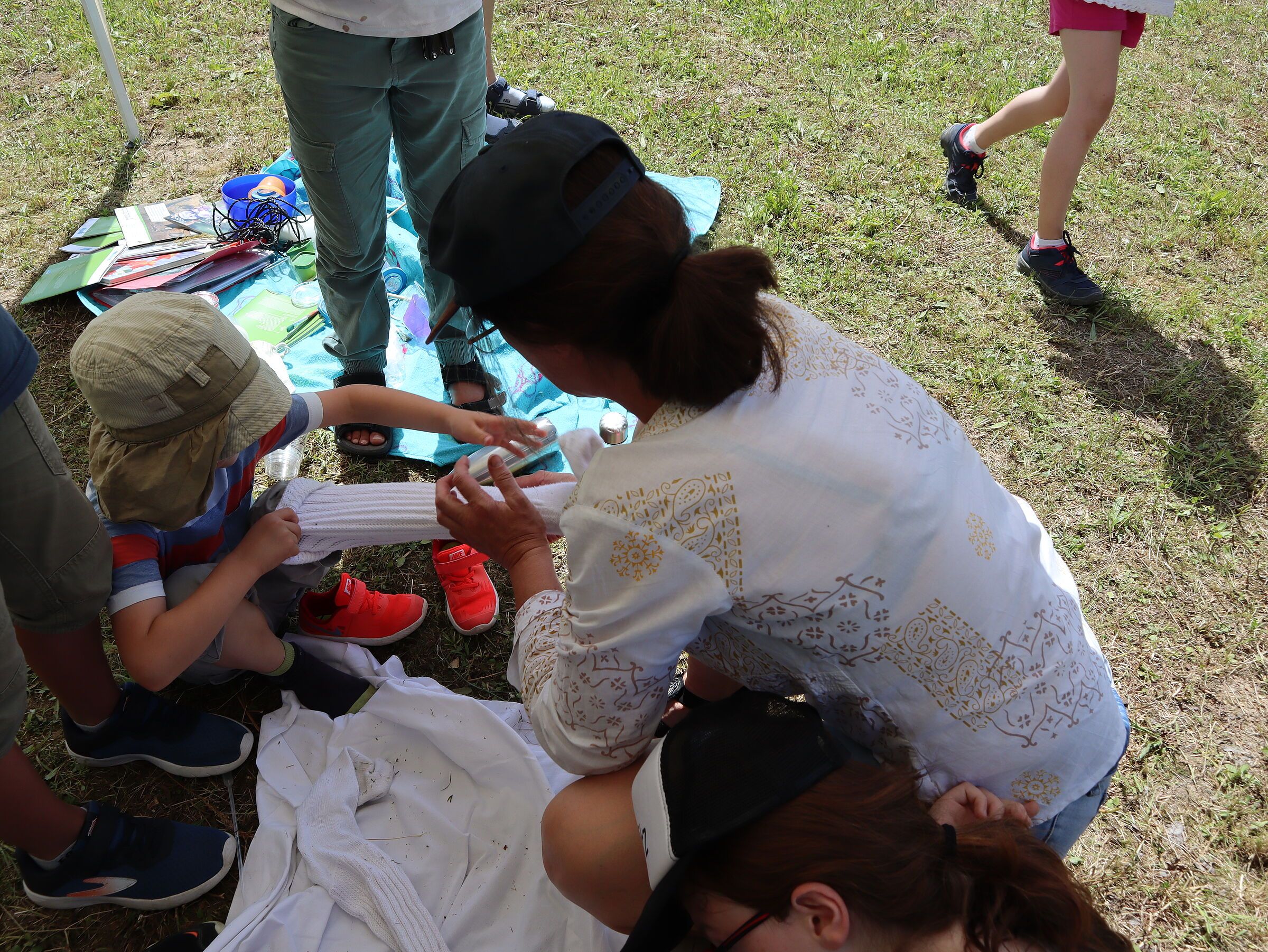 auf weißen Socken durch die Wiese ...