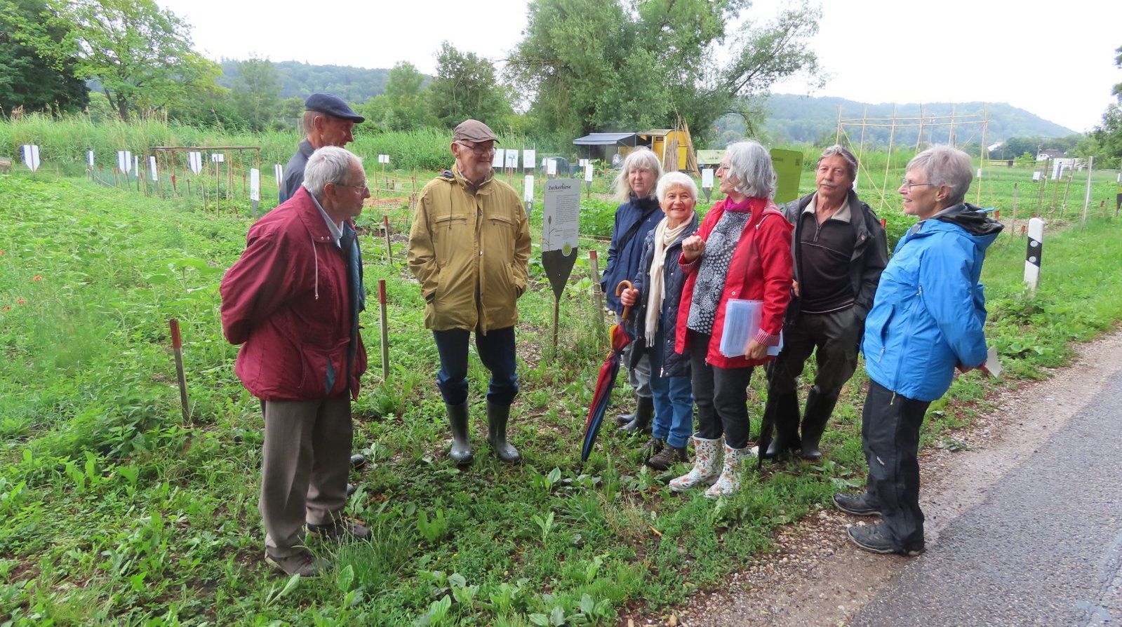 Besuchergruppe am Weltacker in Landshut