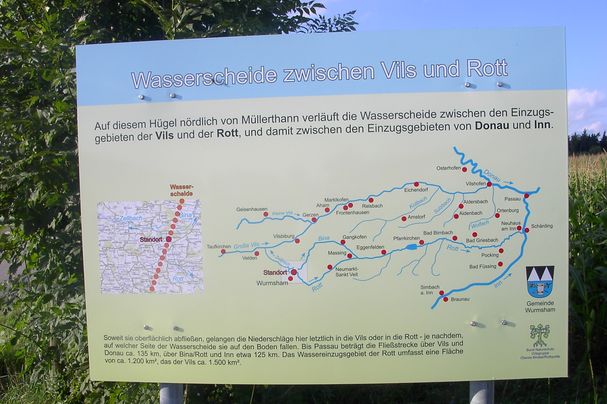 Eine Anzeigetafel weist den Weg zu den drei Quellen von Rott, Bina und Zellbach