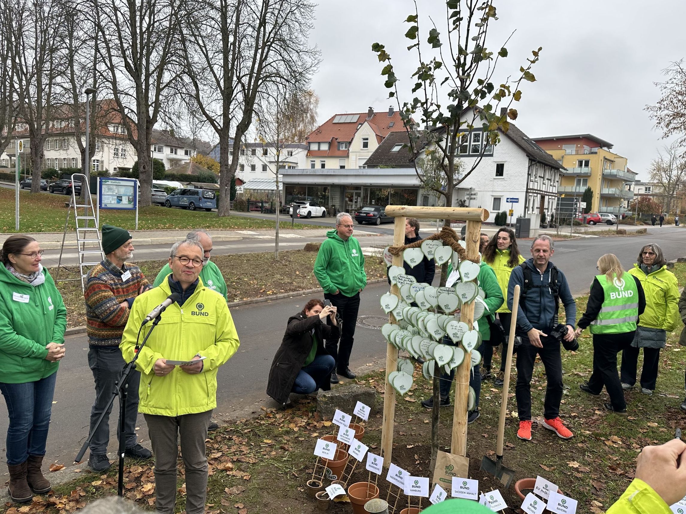 Olaf Bandt bei der 50 Jahre BUND Geburtstagslinde | Bild: Lisa Voit Olaf Band 50 Jahre BUND Geburtstagslinde