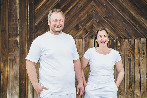 Das Foto zeigt die Biobauern Christoph und Vroni Fleischmann