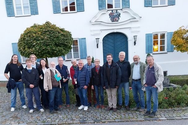 Die Besuchergruppe mit Agnes Hämmerl (vierte von links) und Martin Lackermeier (zweiter von rechts) vor dem Schloss Hohenthann Foto: BN