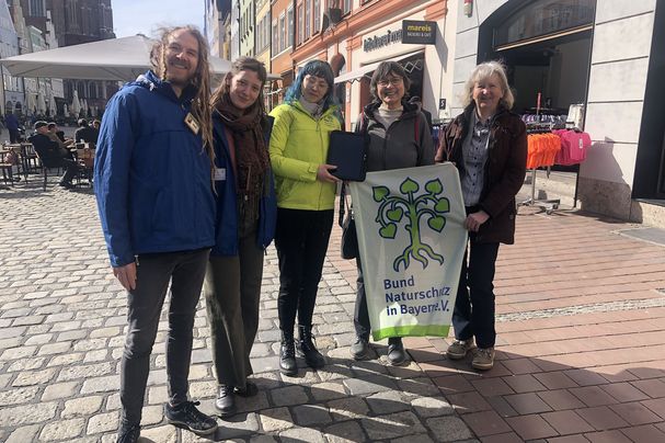 Drei junge Leute (von links) werben für den BUND Naturschutz, von rechts: Brigitte Englbrecht (BN-Geschäftsstellenleiterin) und Kathy Mühlebach-Sturm (Vorsitzende der BN-Kreisgruppe)