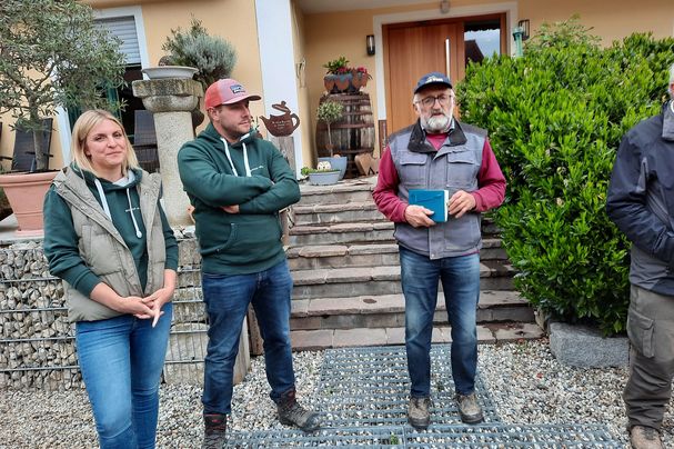 Teresa und Valentin Nitzl (von links) führten durch den Biohof. Martin Lackermeier vom BN wusste einführende Worte. Foto von BN