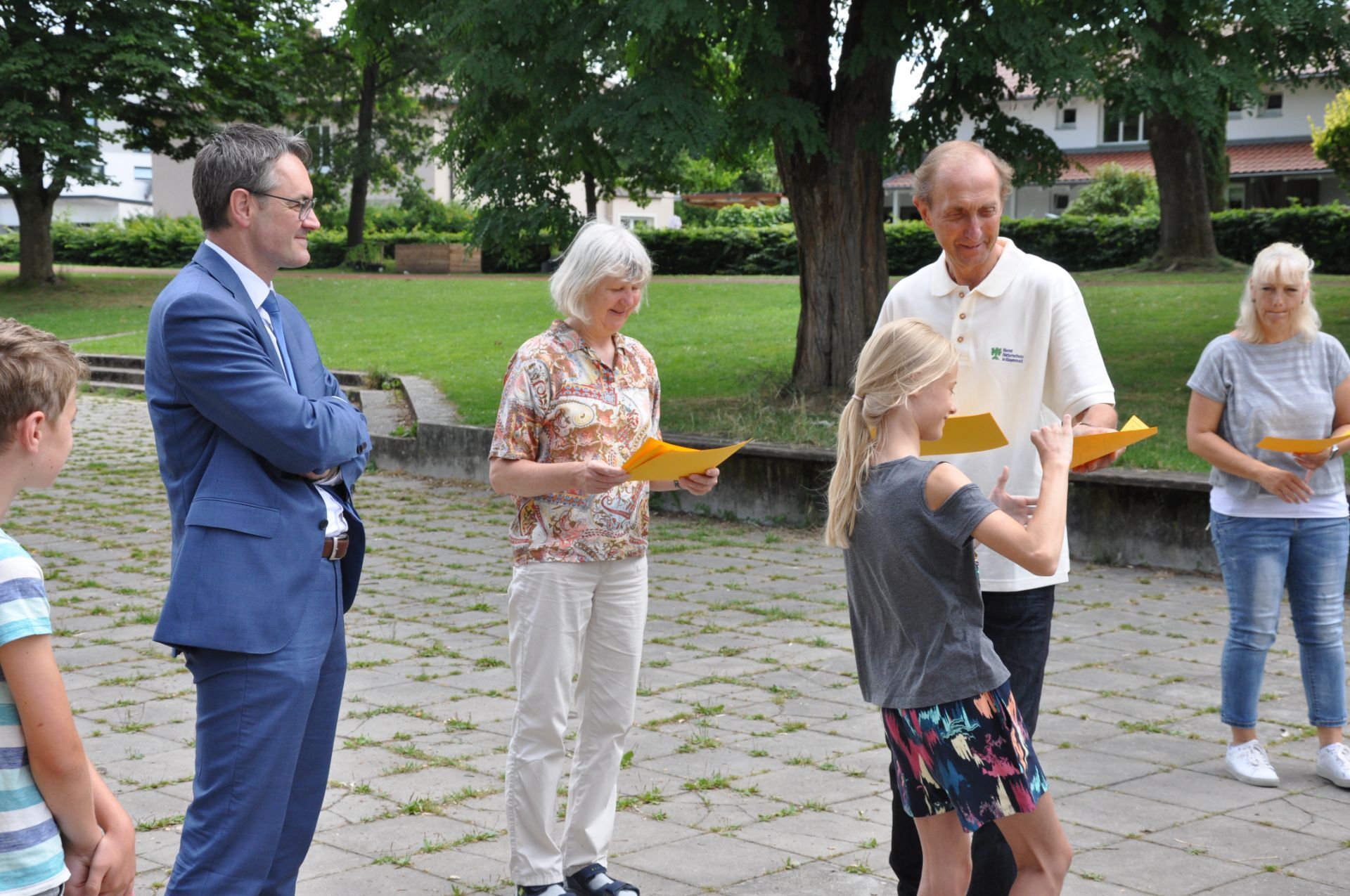 Stefan Englbrecht verliest den Text der Urkunde im Beisein von Rektor Marco Schönauer