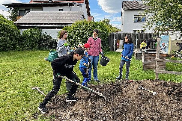 Fleißige Helfer bereiten die Beete vor