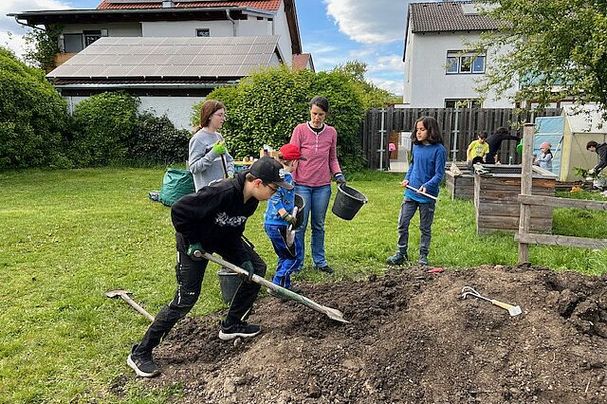 Fleißige Helfer bereiten die Beete vor