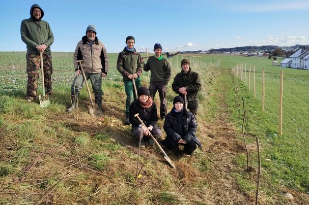 Auf diesen Ackerrand wurden die heimischen Pflanzen gesetzt, von den stolzen Aktiven der BN-Ortsgruppe
