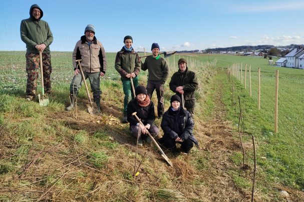 Auf diesen Ackerrand wurden die heimischen Pflanzen gesetzt, von den stolzen Aktiven der BN-Ortsgruppe