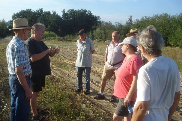 Hans Brandlhuber erklärt die Pflanzen in der Kiesgrube