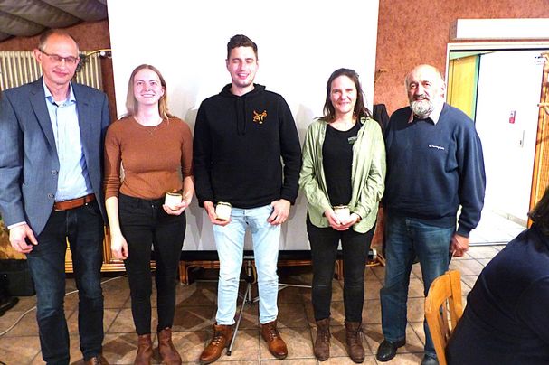 Die jungen Landwirtschaftsmeister mit Schulleiter Michael Lobinger (links) und Martin Lackermeier vom BN (rechts)