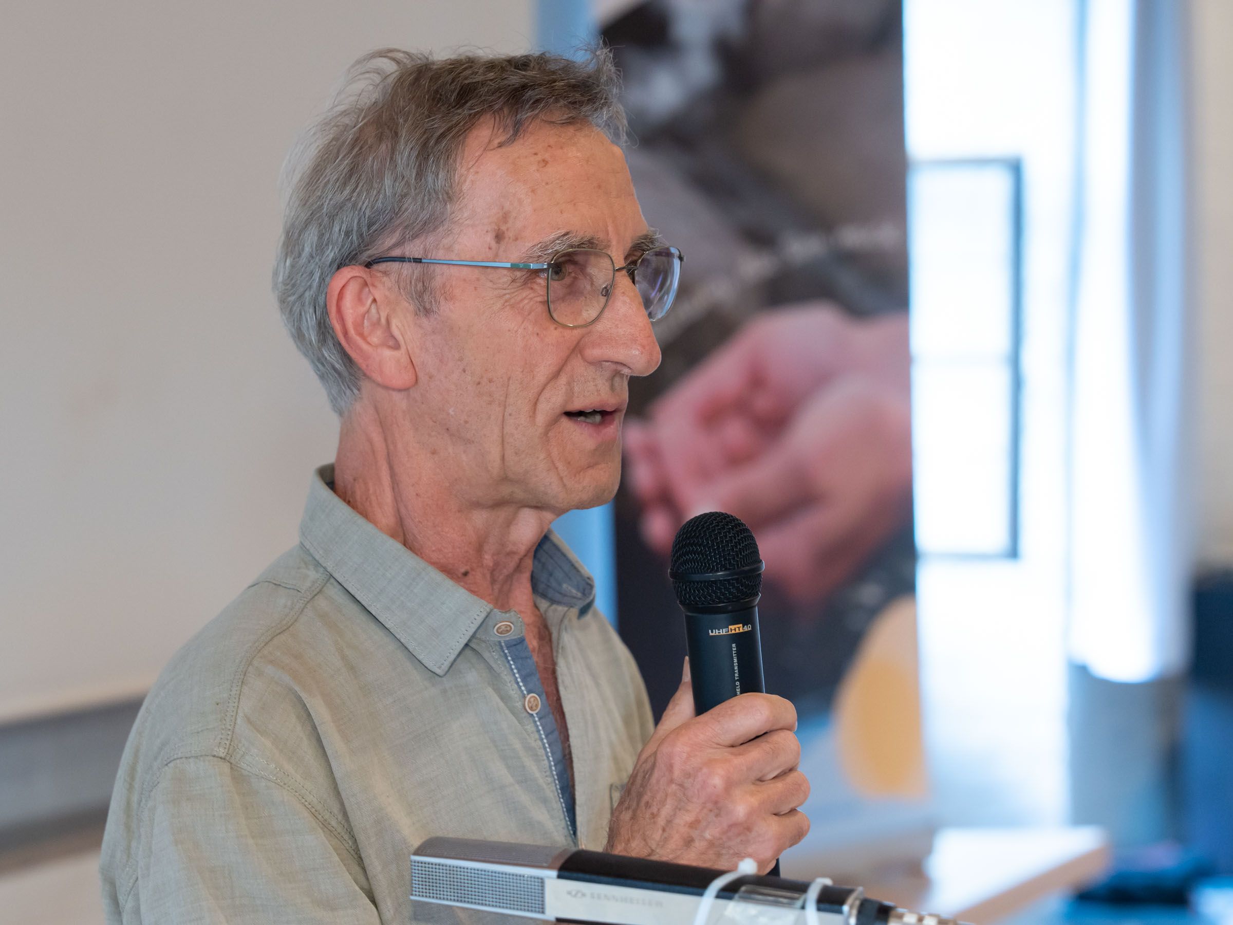 Louis Herrmann, Mitglied des Bündnis für Atomausstieg (BüfA) stellt den Referenten vor.