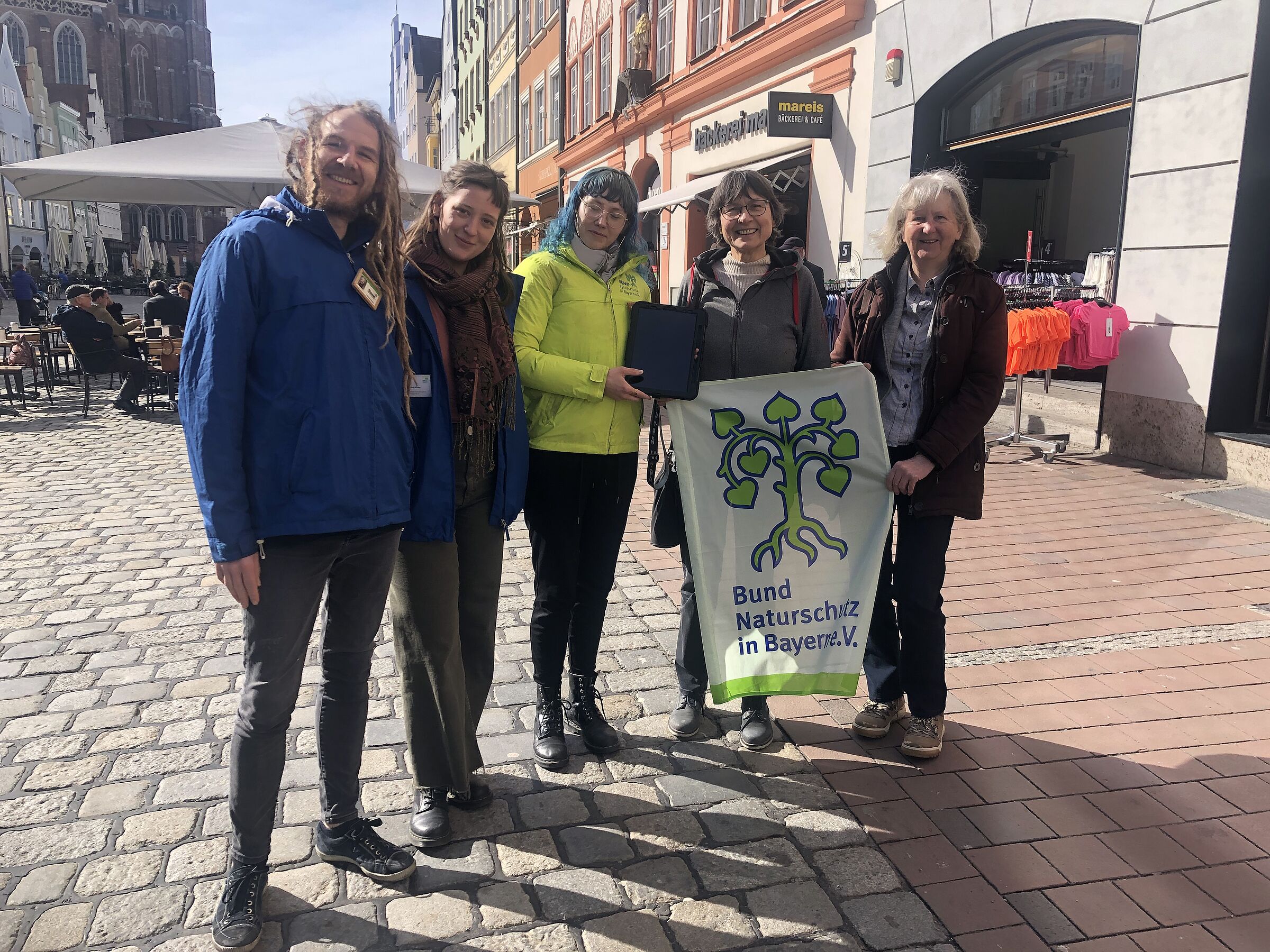 Drei junge Leute (von links) werben für den BUND Naturschutz, von rechts: Brigitte Englbrecht (BN-Geschäftsstellenleiterin) und Kathy Mühlebach-Sturm (Vorsitzende der BN-Kreisgruppe)