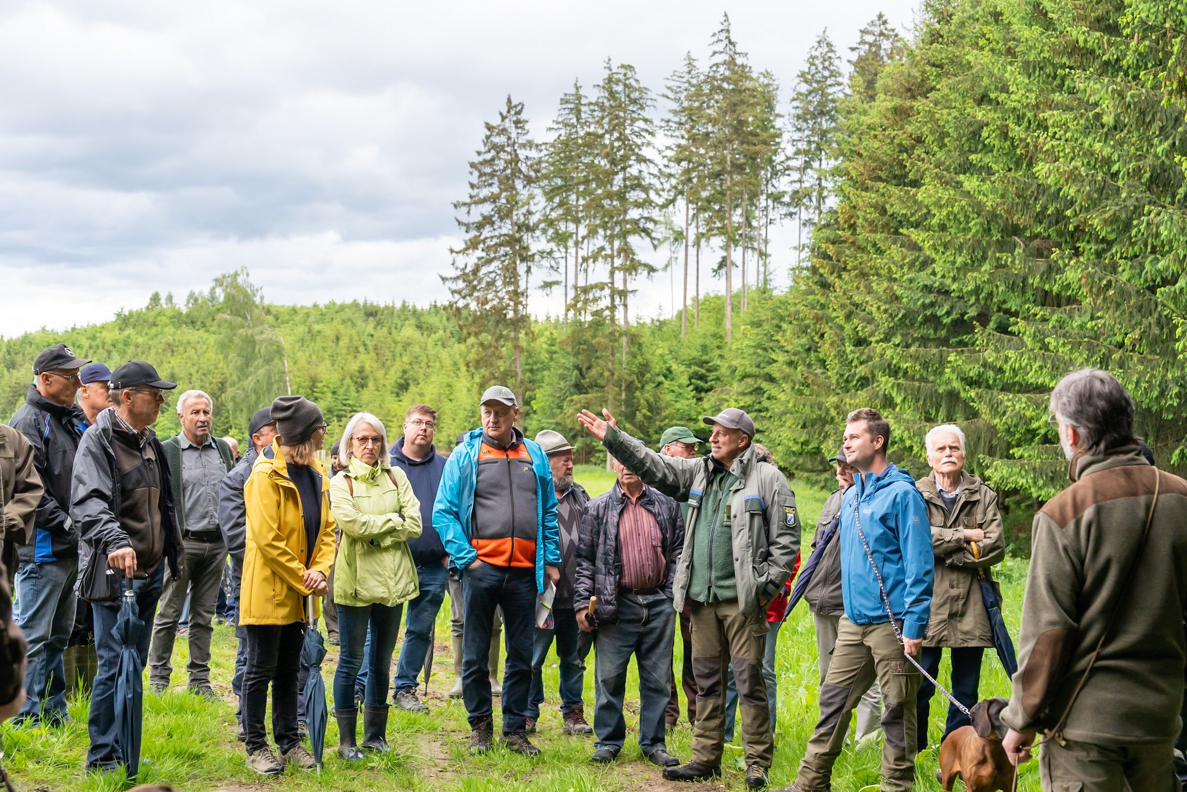 Waldbegang in Unterneuhausen | Bild: Heinrich Inkoferer Waldbegang Förster Waldrand