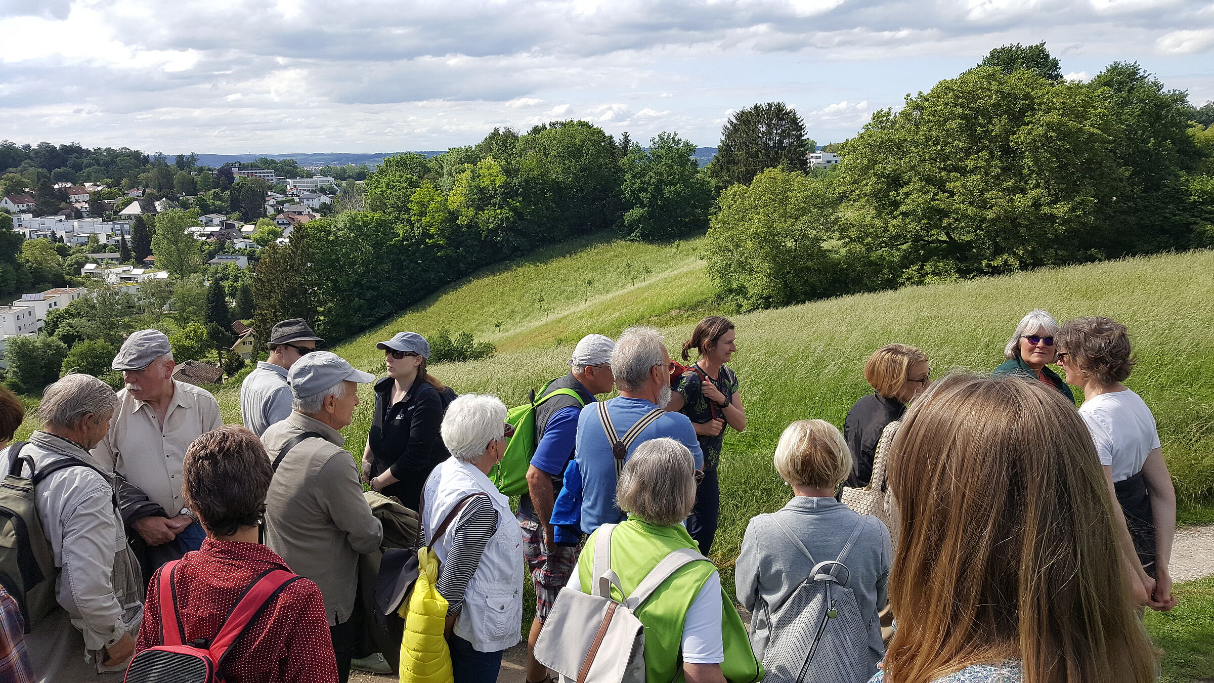 Dr. Isabella Denk (hinten mit Pferdeschwanz) 2022 bei der „Wanderung in die Zeit“