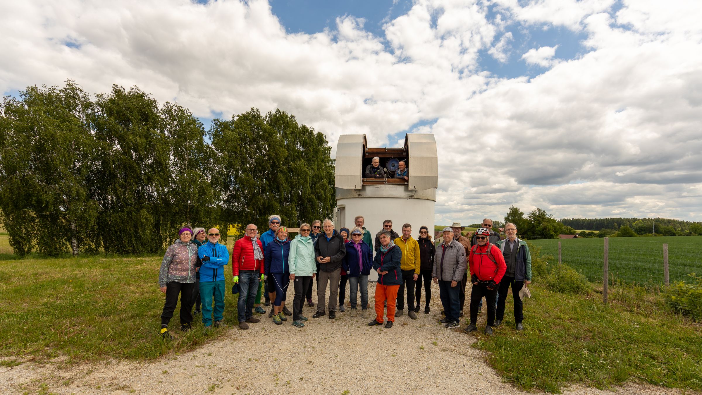 Die Teilnehmer der Radtour nehmen Aufstellung vor dem Sonnenobservatorium der Sternenfreunde Furth in Stollnried