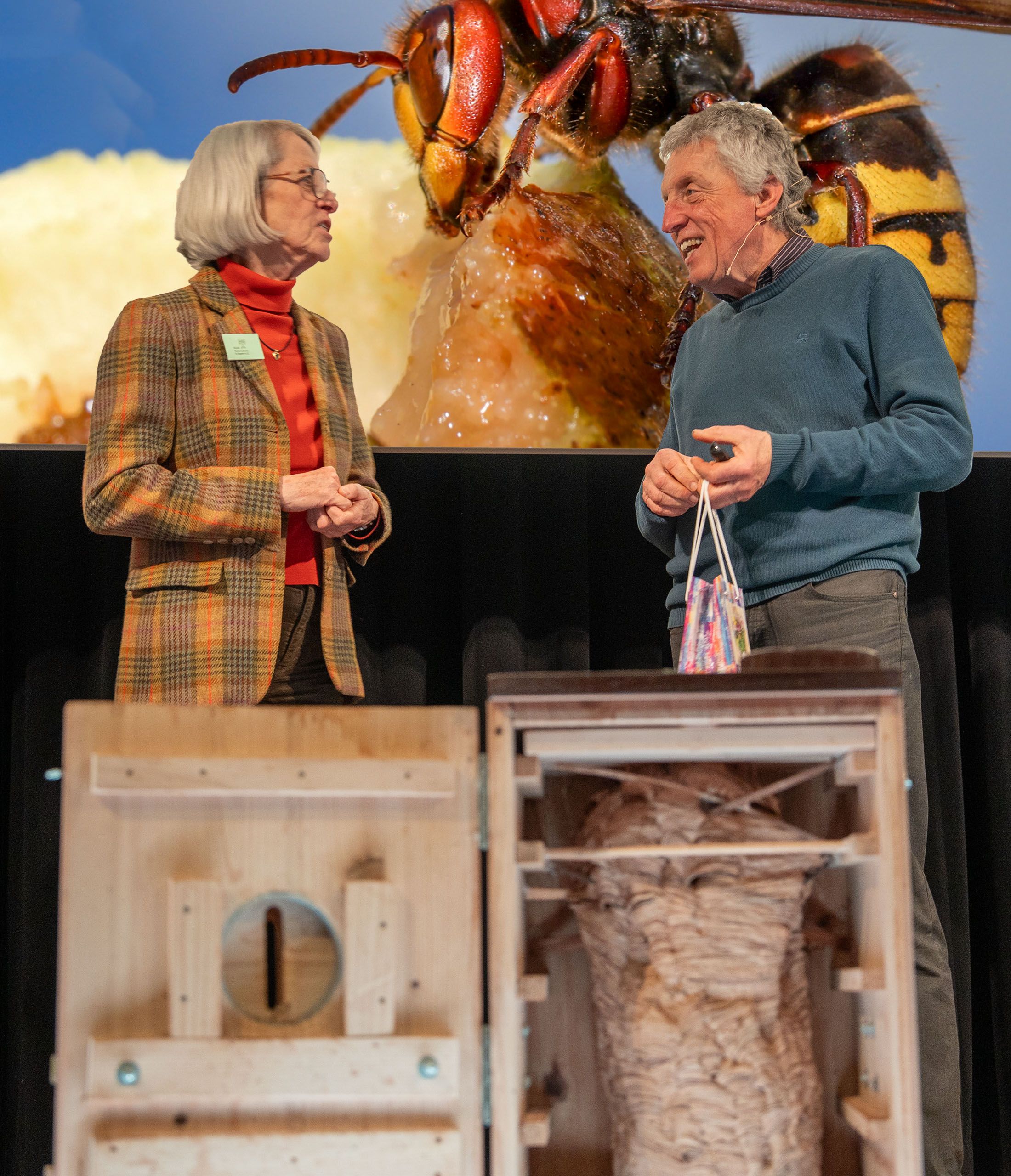 Hornissenberater und Imker Johannes Selmansberger und Lisa Voit