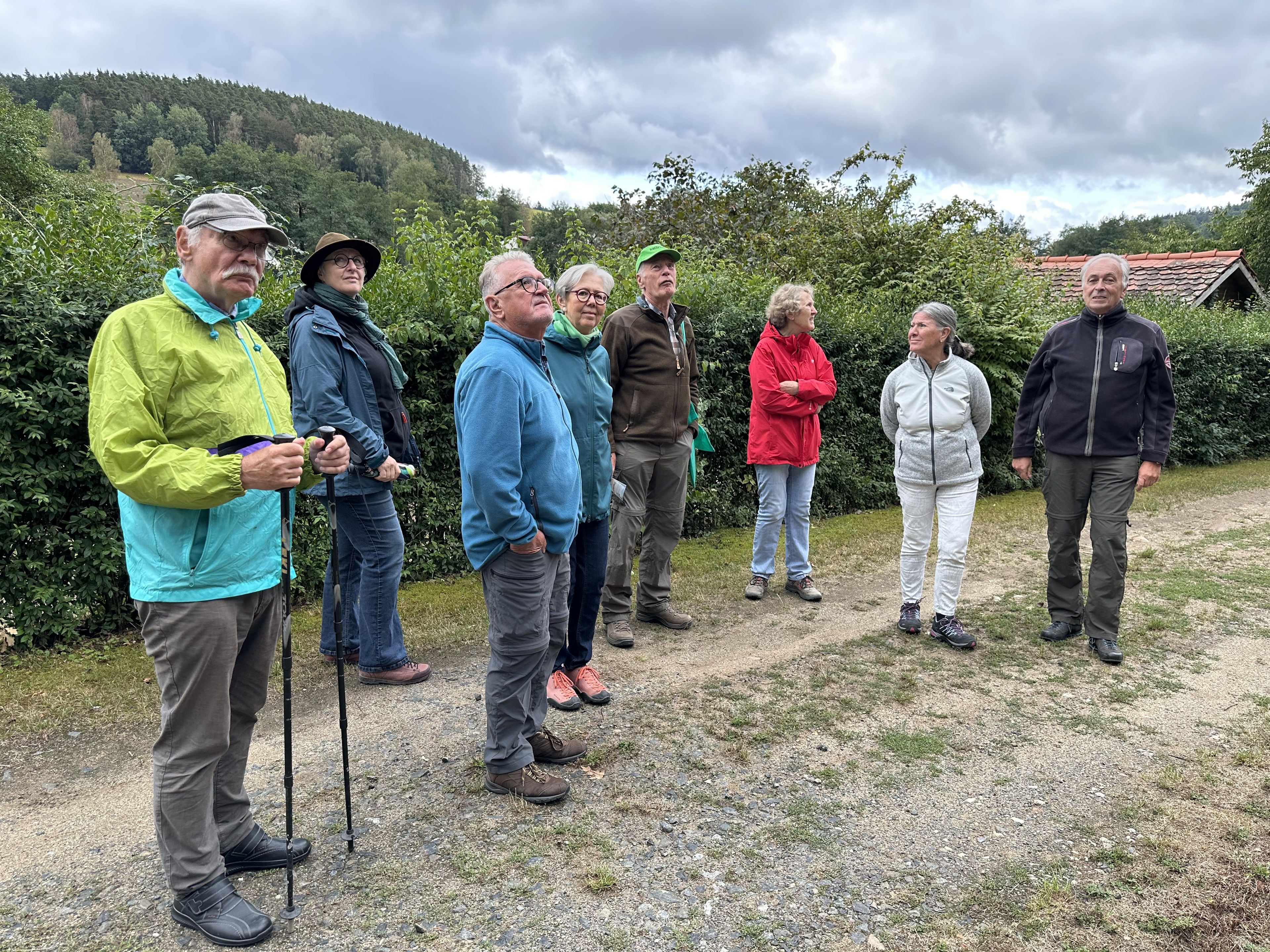 Besuchergrupper mit den Arnold Kimmerl, dem dortigen Ortsgruppenvorsitzenden und ehemaligen Förster