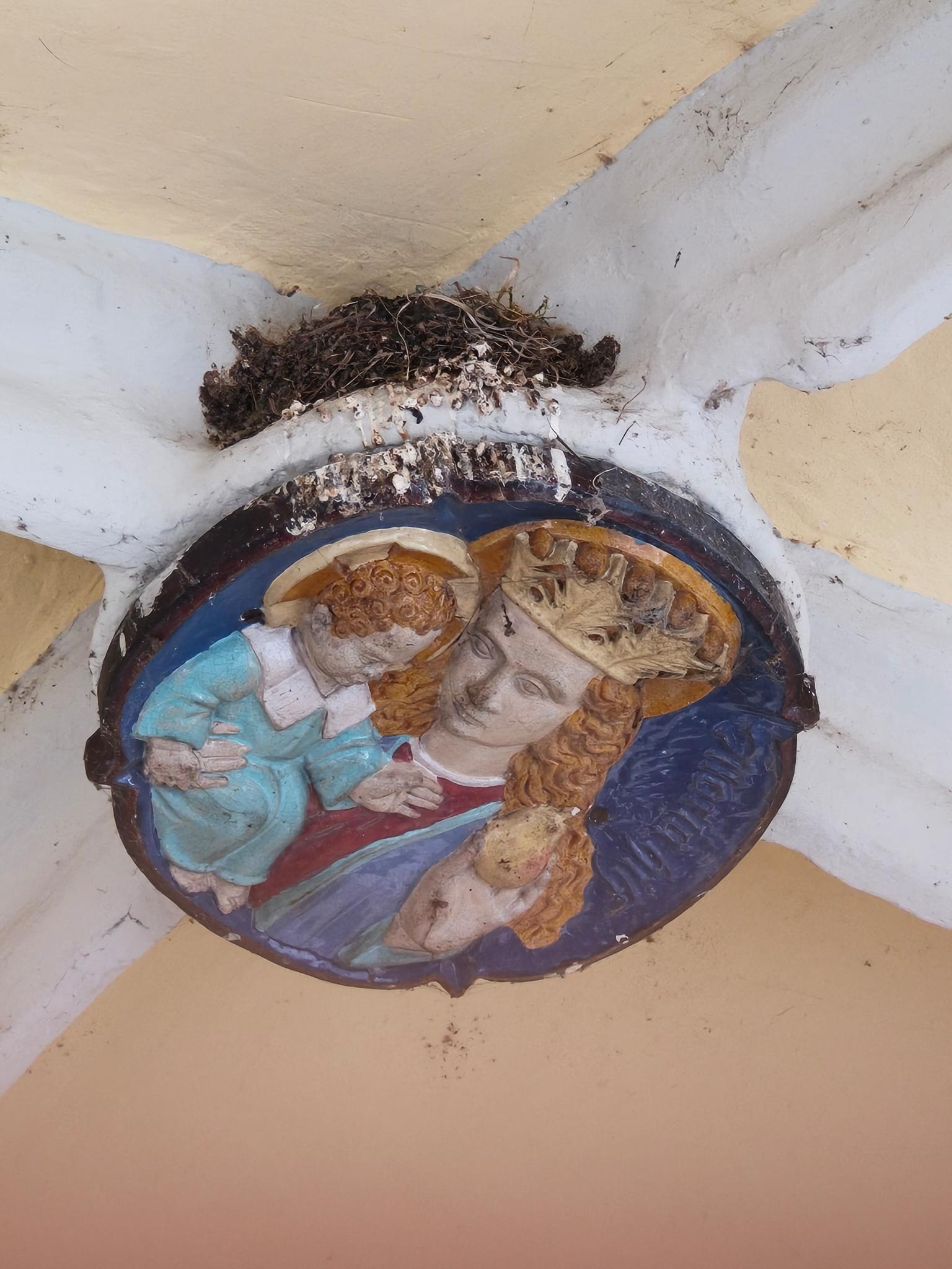Schwalben Nest im Kreuzgewölbe 
