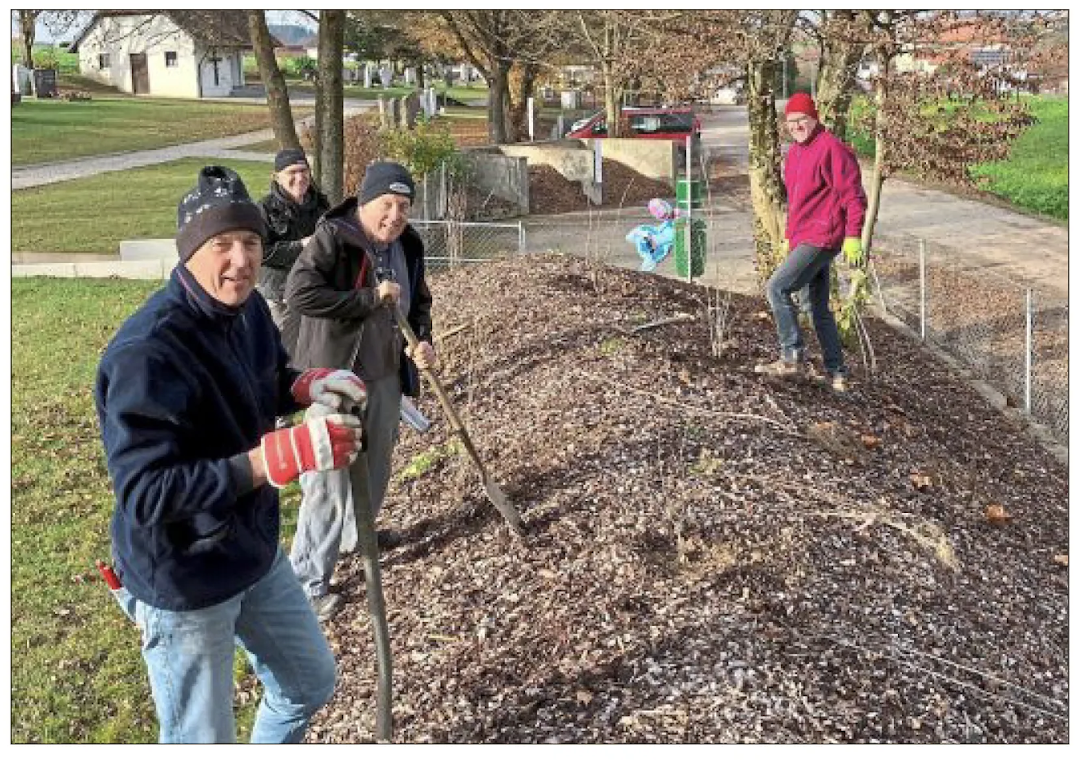 Heckenpflanzung im Friedhof 